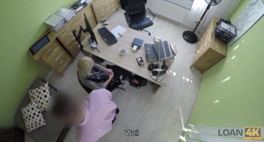 Сексуальная блондиночка трахнула своего начальника в офисе